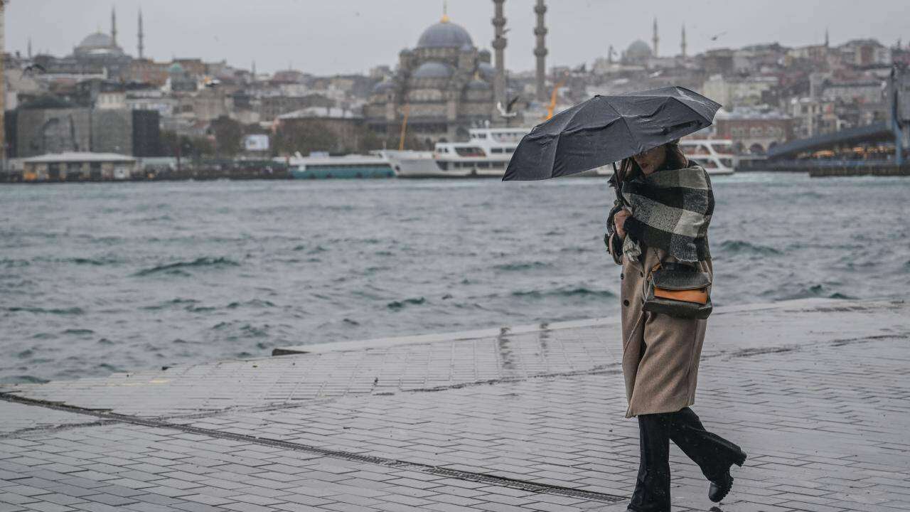 İstanbul Valiliği'nden kritik uyarı: Günlerce sürecek, sıcaklıklar 7 derece düşecek! İşte sağanak yağışa teslim olacak ilçeler 4